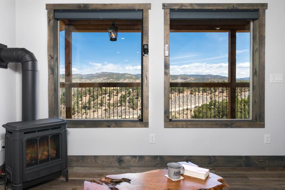 Overlook Cabin. Romantic Views Fire Pit/Hot Tub & Zion Adventure